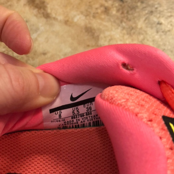 NWOB Women’s Nike Zoom Vomero 12 hot punch sz 8 - Picture 6 of 7